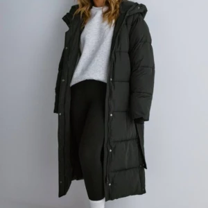 Nelly ”Long puffer coat” - Säljer denna super fina långa dunjackan köpt från Nelly förra vintern. Den är använd ett fåtal gånger under förra vintern och har inga skador eller defekter. Jätte varm och passar perfekt vid kallare väder. Jackan köptes för 1000 kr. 