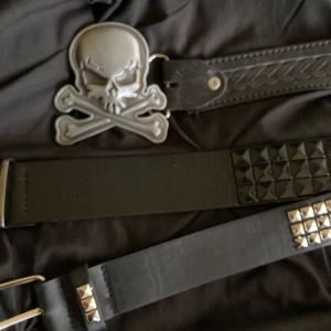 nitbälte dödskalle - Säljer tre svarta bälten med en stor dödskalle buckle och nitar. bra skick på alla bara det fattas en på ena. döskalle bältet är i äkta skin pris: 150kr och dom två andra: 50kr st 🖤