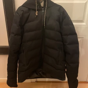Svart jacka från Revolution - Säljer en svart jacka från Revolution i mycket bra skick. Jackan är knappt använd, köpt för 800kr 