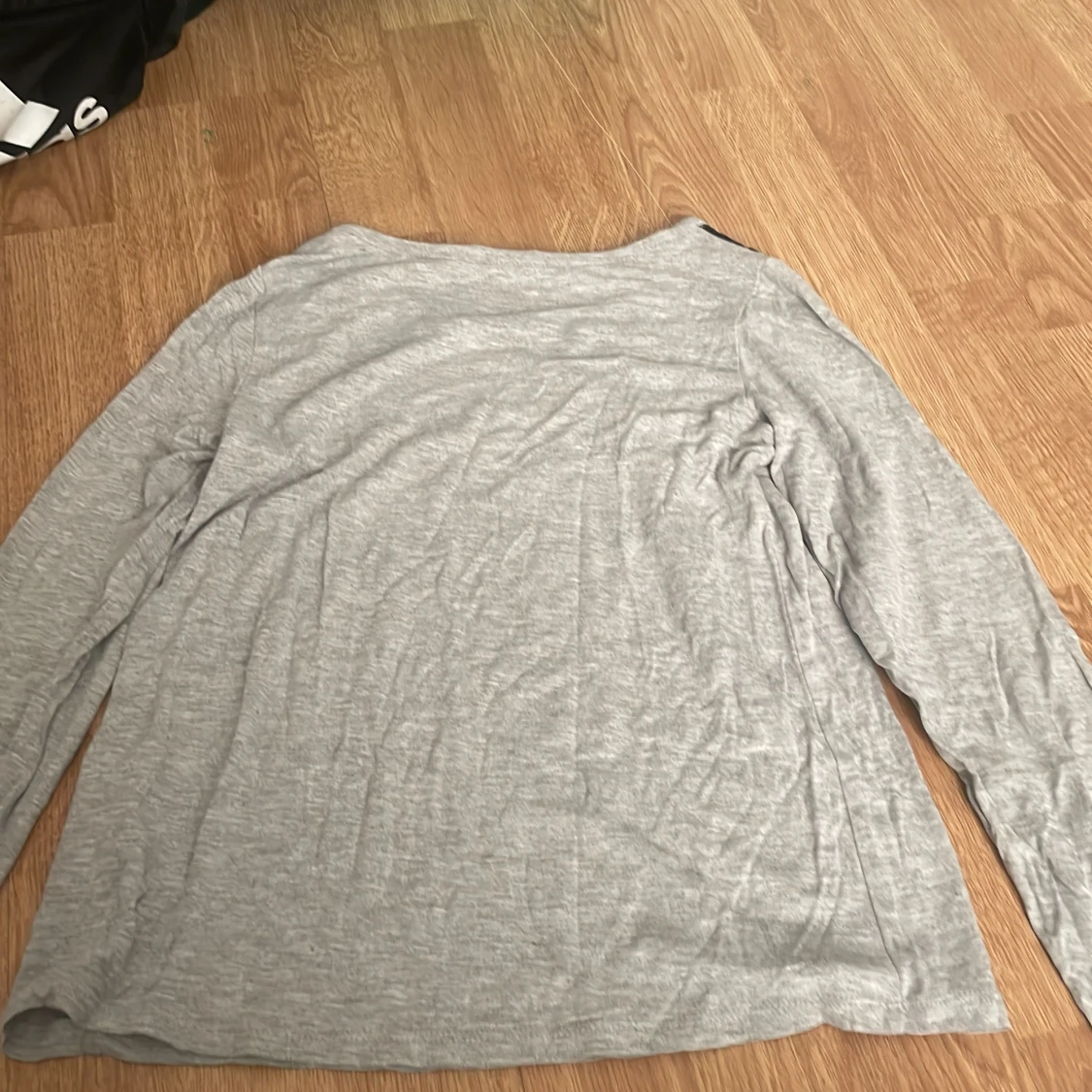 Grå långärmad tröja med spetsdetaljer - 90