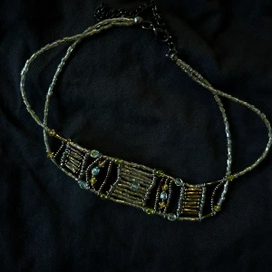 Choker halsband med pärlor 90/00-tal - Snyggt halsband med glaspärlor och metall i en unik design från 1990- eller 2000-talet. Perfekt till allt från festliga looks till vardags. 🖤  ▪️ Skick: Mycket fint ▪️Justerbart lås för flexibel passform