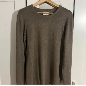    Lindbergh tröja  - Säljer en stilren brun tröja från Lindbergh i storlek M. Perfekt för höst och vinter med sin mjuka och bekväma passform. Tröjan är långärmad och har en klassisk rund halsringning. Passar både till vardags och lite finare tillfällen 🍁❄️