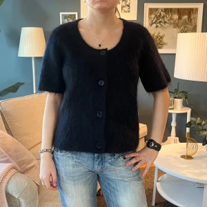 COS kortärmad kofta - Kollar intresset på den slutsålda koftan från cos i mohair 💖så najs och mjuk! Använd en gång så den är som ny, jag har vanligtvis storlek S och den sitter bra!