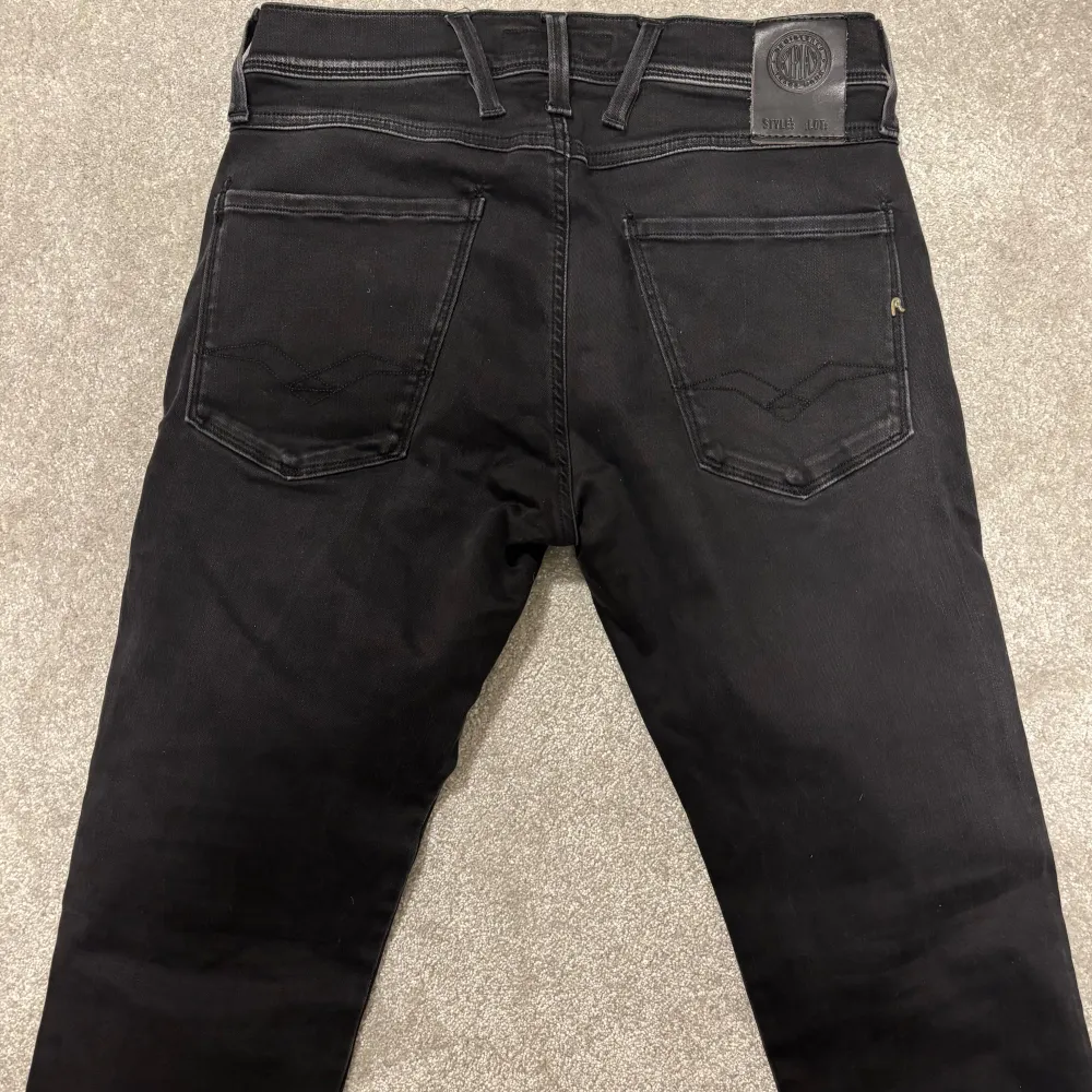 Säljer dessa mörkgråa Replay Anbass (slimfit). Jeansen är i väldigt bra skick och har riktigt schysst tvätt! Size 29. Skriv vid funderingar!. Jeans & Byxor.