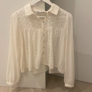 Blus  - En vit/beige blus i mycket bra skick. Den är från Zara och har inga skador. 
