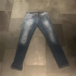 Säljer ett par snygga och sköna replay anbass hyper flex jeans i storlek 30/32 och i mycket fint skick. Pris kan diskuteras