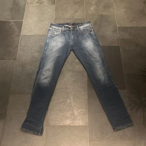 Replay anbass  - Säljer ett par snygga och sköna replay anbass hyper flex jeans i storlek 30/32 och i mycket fint skick. Pris kan diskuteras