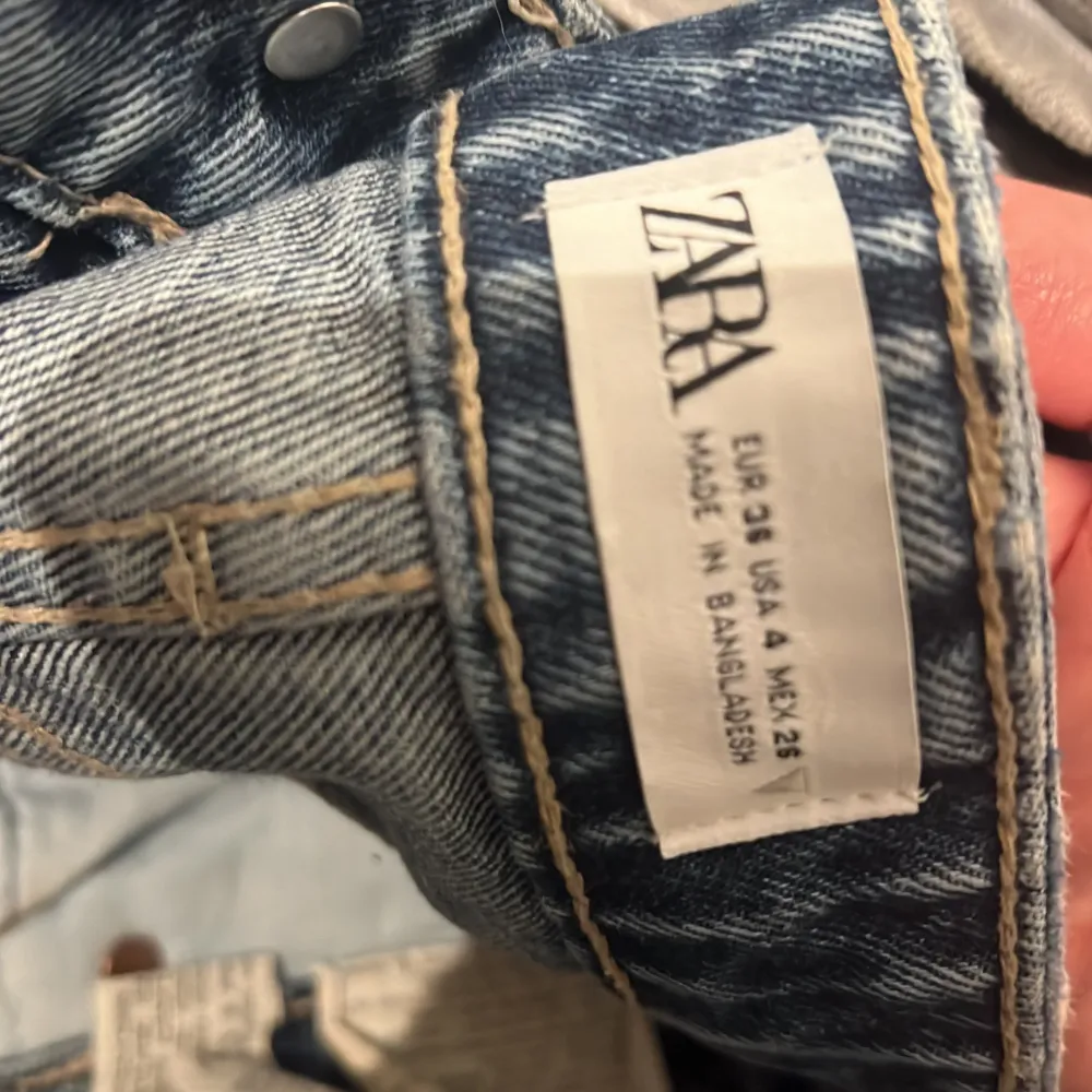 Säljer ett par klassiska blå jeans i bra skick. De har en mellan midja och knappar framtill. Perfekta för vardagsbruk och passar till det mesta. Sköna och stilrena! Säljer pga för små i midjan för mig . Jeans & Byxor.