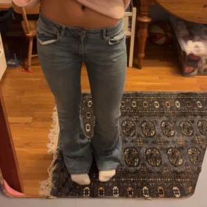 Blå bootcut jeans - Säljer ett par snygga blå bootcut jeans i bra skick. Super sköna verkligen då dom är lite stretchigt material. Är lite slitna vid hälen men inte mycket❣️ midjemått rakt över är 39 cm och innebenslängt är 80 cm