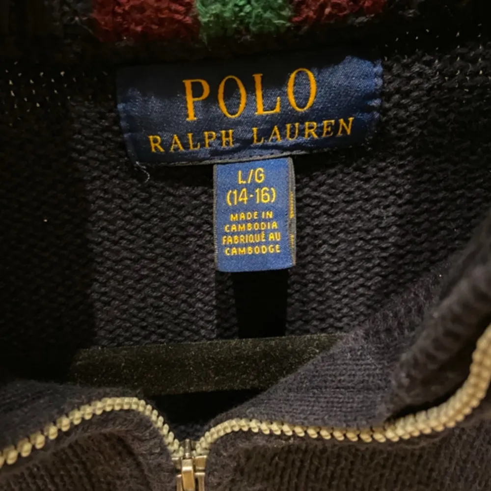 •Ralph Lauren Full zip tröja navy blue. Skick: 8/10, inga skador! Storlek: 14/16 yrs = XS. Modell: 173 cm, 63 kg. Authentic: ✅. Hör av dig vid frågor eller funderingar, mvh Hessler’s;). Tröjor & Koftor.