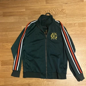 Grön track jacket från GANT - Säljer en grön track jacket från GANT i storlek S. 