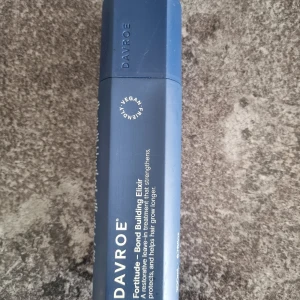 Davroe Fortitude Bond Building Elixir - Den är endast testad 2ggr, passade inte mig. Davroe Fortitude Bond Building Elixir är en vegansk hårbehandling som stärker och skyddar håret. Innehåller extrakt av vilda apelsiner och vit cypress för att motverka skador från värme och föroreningar. Används en gång i veckan för att förbättra hårets motståndskraft och främja friskare hårväxt.