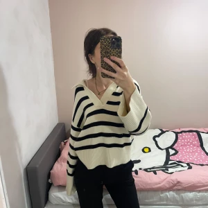 Randig tröja från BikBok - Säljer en superfin randig tröja från BikBok i storlek XS. Den är vit med svarta ränder och har en v-ringad design. Perfekt för både höst och vår! Tröjan är i mycket bra skick och passar perfekt för en casual look. 🖤🤍