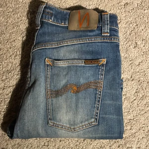Nudie jeans - Hej, säljer nu ett par snygga nudie jeans i passformen slim. De är i väldigt bra skick, storlek 27/30 men jag har 30/32 och de passar mig. Blå färg med snygg tvätt. Mvh Ture:)