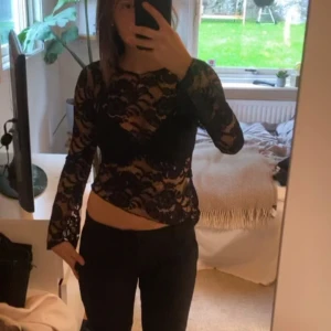 Spetsblus - Säljer en as cool topp i spets! Använd 1 gång. Liten i storleken så passar mer 36