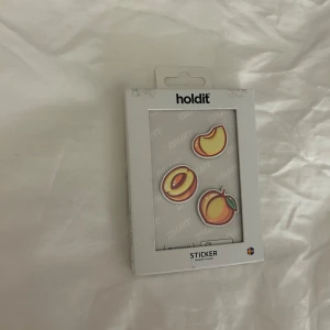 Klistermärken från Holdit - Säljer ett set med tre persikaklistermärken från Holdit. 2 av klistermärkena är oanvända men 1 av det har suttit på ett mobilskal i ca 2 dagar och har fortfarande klister, så det funkar nästan som nytt!! Kommer i originalförpackning! (förpackningen har dock lite tejprester högst upp) Köpt för 149kr