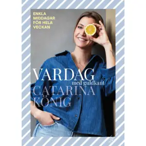 Sätt guldkant på vardagen!Mästarnas mästerkock Catarina König bjuder på över 50 helt nya och härliga vardagsrecept i sin efterlängtade kokbok. Recepten är såväl lyxiga som enkla och snabba att laga. Fylld till brädden med matglädje och smarta tips lockar Catarina läsaren till att sätta guldkant på middagen alla dagar i veckan. Vardagsmaten får genast det där lilla extra. Vad sägs om till exempel krämiga pastarätter (alltid en hit hemma i Catarinas eget kök!), mättande soppor och smarta rätter som lämpar sig perfekt för matlådan. Här finns snabba recept, som Catarinas smakrika halloumistroganoff och matiga mackor, klassiska rätter som boeuf bourguignon och chili con carne (eller sin carne för vego!), fantastiska recept på bankad fläskkotlett med asiatiska smaker, provençalsk kycklinggryta, torskrygg med dragonsmörsås och yakiniku. Allt blir gott när Catarina bjuder in och inspirerar till att sätta pricken över i på vardagsmaten och lyxar till det lite extra med enkla medel! Sedan Catarina König vann Sveriges Mästerkock 2016 och blev decenniets mästerkock 2020, har hennes följarskara bara ökat. Hon driver framgångsrikt sin blogg på ELLE och sitt instagramkonto samt är tv-kock i Kökets middag och delar med sig av fantastiska recept, inspiration och om livet som mamma. Vardag med guldkant är hennes femte bok.     Format Inbunden   Omfång 150 sidor   Språk Svenska   Förlag The Book Affair   Utgivningsdatum 2023-09-05   Medverkande Kai Ristilä   ISBN 9789198698817  