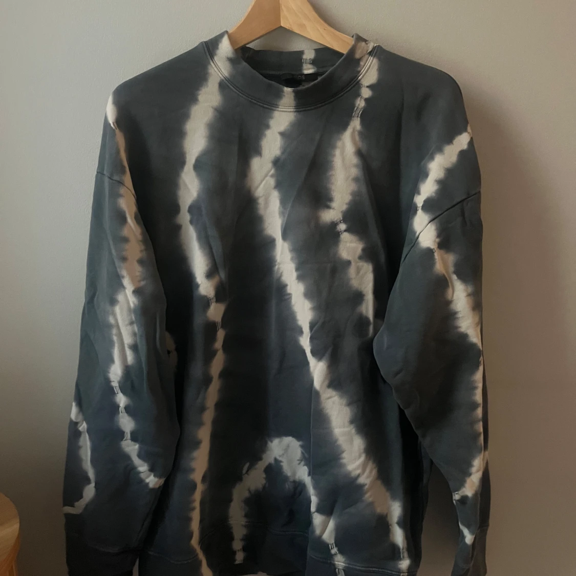 Grå och vit tie dye tröja - 90