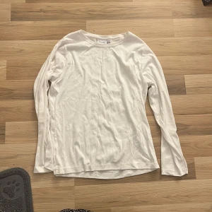 Vit långärmad tröja från Viveca N - Säljer en vit långärmad tröja från Viveca N i storlek XXL. Tröjan är i offwhite och har en enkel design med rund hals. Perfekt för en avslappnad stil eller som basplagg i garderoben. Ny med prislapp kvar!
