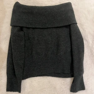 Mörkgrå stickad tröja från H&M - Säljer en mysig mörkgrå stickad tröja från H&M.  Har använt den väldigt få tal gånger.