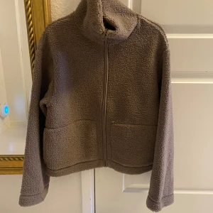 Ny Brun teddyjacka pilecka S från H&M - Ny med tags. Färg: brun / mörkbeige Storlek: S Passformen är i en normal avslappnad form. Ta en storlek större än din vanliga storlek om du vill ha plats för en tjocktröja under annars kan det blir lite tajt.