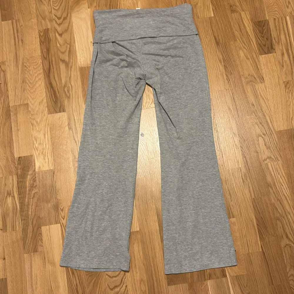 Säljer ett par grå byxor från H&M i storlek M. De är superbekväma bottcut fitt med low waist. Köpte de för cirka 300kr.💕. Jeans & Byxor.