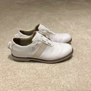 Footjoy premiere series golf skor  - Säljer mina golf skor som har blivit för små. Morfemen är BOA och storlek 40. Fint skick, skriv om du undrar något ytterligare.