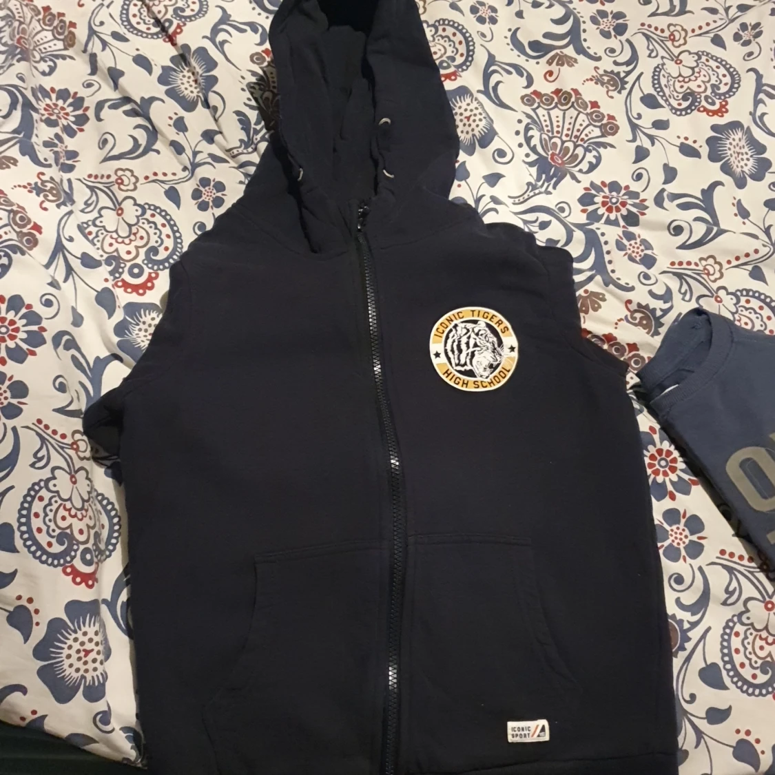 Svart hoodie med tryck