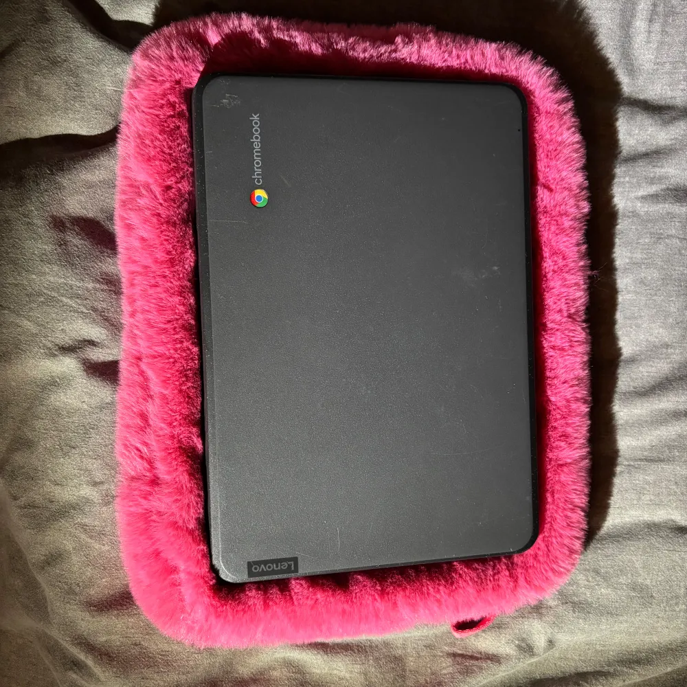 Säljer en supermjuk och fluffig rosa datorväska som är perfekt för att skydda din laptop. Den har en dragkedja för säker förslutning och är fodrad för extra skydd. Passar perfekt för att ge din dator en mysig och stilren look. Perfekt för både vardag och resa!. Väskor.