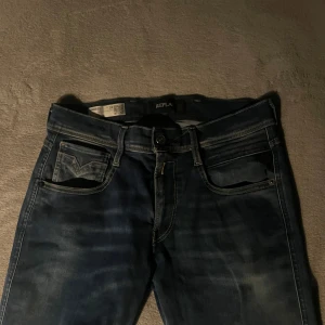 Blå jeans från Replay Anbass - Säljer ett par snygga blå jeans från Replay Anbass, i storlek 28/32 De har en klassisk femficksdesign och en bekväm passform. Perfekta för både vardag och mer uppkläda tillfällen! 🕺bara höra av er vid frågor!🤗🤗