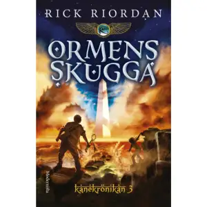 Tredje boken i Kanekrönikan»Riordan besitter en fantastisk förmåga att få till ett äventyr som samtidigt är allvarligt, dramatiskt, spännande och helt hysteriskt roligt.« | FRIDAS BOKHYLLA»Verkligen en bra avslutning på serien och jag rekommenderar den här serien till alla som vill ha ett spännande och underhållande äventyr fullt av fantasi, magi och mytologi!« | EN BLOGG FÖR BOKUGGLOR Det är kaos på jorden, och det är kaos i syskonen Carter och Sadie Kanes tillvaro. Ormguden Apep har brutit sig lös från sina bojor och hotar att förstöra jorden på bara tre dagar. Varken magikerna eller gudarna vet vad de ska göra för att stoppa Apep - och nu börjar gudarna dessutom försvinna, en efter en.Walt, en av syskonens pålitliga medhjälpare, håller bokstavligen på att förlora sina krafter. Och Zia är fullt upptagen med att passa den numera gaggige solguden Ra och hinner inte hjälpa till över huvud taget.Det finns egentligen bara ett sätt att stoppa ormen - men det är så invecklat och farligt att både Carter och Sadie riskerar att stryka med på kuppen...RICK RIORDAN är en amerikansk författare och före detta mellanstadielärare vars äventyrsserier sammanlagt har sålt i över 100 miljoner exemplar bara i USA. Hans böcker har kommit ut i ett 40-tal länder, fler än 20 titlar har varit #1 på The New York Times bestsellerlista och han har vunnit genrens tre främsta priser Anthony, Edgar och Shamus. Ormens skugga är den tredje och avslutande boken i Kanekrönikan, efter Den röda pyramiden och Eldtronen.  »Vansinnigt spännande, och så full av action.« | PETRAS BOKBLOGG Om de tidigare böckerna i trilogin:»Wow, vilket äventyr! Så mycket mystik, action och humor att jag inte kunde sluta läsa. Kanekrönikan är en serie man inte bör missa.« | BOKCIRKELN»Riordans språk är som vanligt helt underbart. Den röda pyramiden är väldigt underhållande.« | Betyg: 5 av 5, BOOK OBSESSION»En perfekt blandning av humor och äventyr. Jag ser verkligen fram emot sista delen i trilogin.« | WE HEART BOOKS    Format Inbunden   Omfång 456 sidor   Språk Svenska   Förlag Modernista   Utgivningsdatum 2016-03-03   Medverkande Torun Lidfeldt Bager   Medverkande John Rocco   Medverkande Lars Sundh   ISBN 9789176458600  