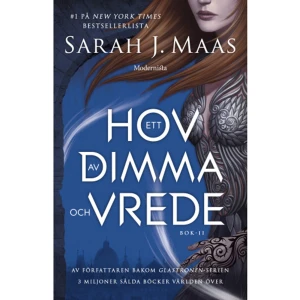 Ett hov av dimma och vrede (inbunden) - #1 New York Times Bestseller Andra boken i Ett hov av taggar och rosor-serien»Förtrollande fantasifullt &amp; ett magnifikt världsbygge.« | USA TODAY Feyre har överlevt Amaranthas strävan att återvända till Vårhovet, men till ett högt pris. Trots att hon besitter högalvernas krafter är hennes hjärta fortfarande mänskligt, och hon kan inte släppa tanken på de fruktansvärda dåd hon utförde för att rädda Tamlins folk. Inte heller har hon glömt sin förhandling med Rhysand, Natthovets fruktade höglord. Samtidigt som Feyre navigerar genom ett nät av politik, passion och storslagen kraft, vaknar en ännu större ondska till liv en ondska som bara Feyre själv kan stoppa. Men bara om hon kan hålla sina gåvor i schack och om hon kan läka sin stukade själ. Bara om hon kan bestämma sig för hur hon vill forma sitt liv och framtiden för en värld som har klyvts mitt itu. SARAH J. MAAS är en amerikansk ungdomsboksförfattare som har slagit igenom stort med Glastronen-serien. Hennes böcker har översatts till mer än 35 språk och sålt i över 9 miljoner exemplar världen över. En TV-serie baserad på Glastronen-sviten kommer att produceras av Mark Gordon, som bland annat gjort Ray Donovan och Grey's Anatomy. Sarah J. Maas är även aktuell med sin nya bokserie: Ett hov av taggar &amp; rosor. Hon är bosatt i Pennsylvania tillsammans med sin make och hund. Ett hov av dimma &amp; vrede är andra boken i hennes nya, lika hyllade fantasyserie. »Sexig, romantisk uppföljare med en riktig cliffhanger. Perfekt för fans av mörk, suggestiv fantasy.« | Kirkus Reviews Om Glastronen-serien:»Handlingen är absolut briljant, jag älskar den. Lönnmördare, palatsintriger, magi och romanser. Vad mer kan man begära?« | Petras Bokblogg      Format Inbunden   Omfång 664 sidor   Språk Svenska   Förlag Modernista   Utgivningsdatum 2018-10-19   Medverkande Carina Jansson   ISBN 9789177814603  