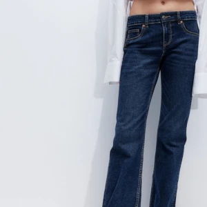 Mörkblå jeans med bootcut ( endast använd ett fåtal gånger) - Säljer ett par snygga mörkblå jeans i bootcut-stil. De är högmidjade och har en klassisk femficksdesign med knapp och dragkedja framtill. Perfekta för både vardag och fest! 🕺
