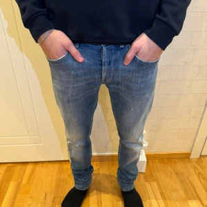 Dondup George  - Säljer ett par snygga dondup George jeansi bra skick. De har en slim passform och är perfekta för både vardag och fest. Jeansen har coola slitningar på knäna och en klassisk femficksdesign. Perfekta för höst och vår!