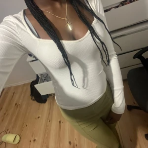 Vit ribbad topp från Nelly - Säljer en superfin vit ribbad topp från Nelly i storlek XS. Den har en snygg v-ringad design och långa ärmar, perfekt för både vardag och fest. Toppen är i mycket bra skick (använt max 5 gånger) och passar perfekt till höst- och våroutfits. Skicka ett meddelande vid intresse! 