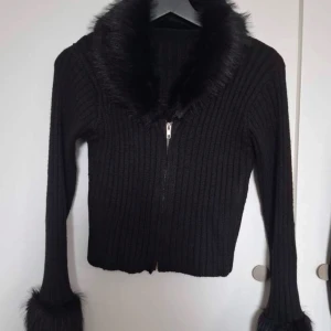 Svart kofta med pälskrage  - Svart kofta med pälskrage. Knappt använd så i väldigt fint skick! Storlek M, men passar mig som är en S