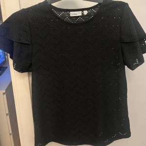 Svart blus  - Superfin svart blus i storlek S. Aldrig andvänd. 💗💗💗