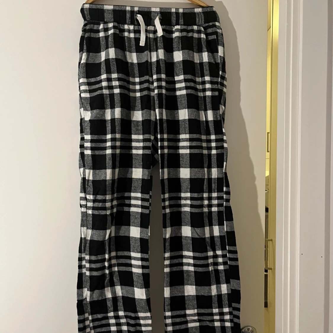 Svartvita rutiga byxor från Lindex - 90