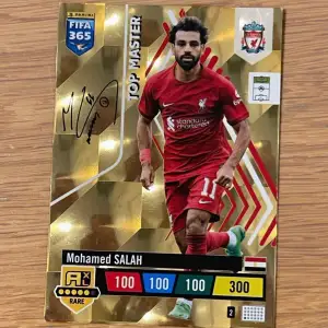 Säljer Mohamed SALAH Fotbollskort, FIFA 365 panini. ”2023 Fotbollskort”. Helt ny och i fint skick.