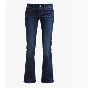 Mörkblå bootcut jeans - Säljer ett par snygga mörkblå bootcut jeans i mycket bra skick. Jag har köpt de på Zalando för 1465kr. De har ett stretchigt material så det går nästan att köra gymnastik med de! Det är mina favoritjeans och passar alla årstider och tillfällen! Skulle inte vänta med att köpa.