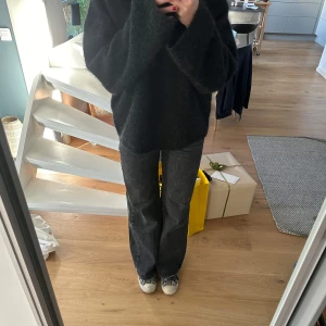 Mörkgråa vida jeans - Gråa vida jeans ifrån Gina, storlek 36💗 använda fåtal gånger så bra skick