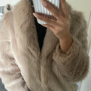 Fuskpälsjacka - En fuskpälsjacka från Linn Ahlborgs kollektion med Nakd. Den är i jätte bra skick och är super duper varm och fin! Nypris 2800kr och passar dig som bär s/m