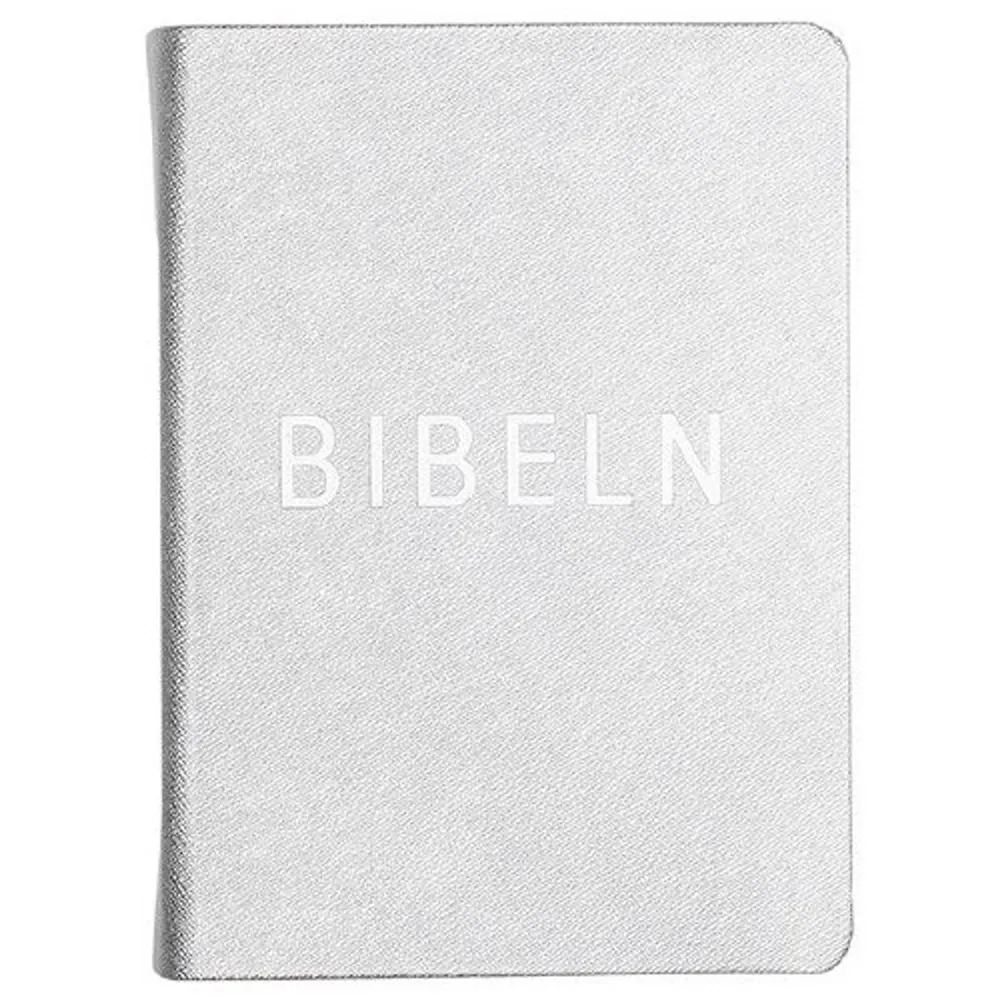 Bibel konfirmand silver är en modern, slitstark bibel med klassisk inlaga. Omslaget ger en fräsch, ungdomlig känsla.  Bibel konfirmand silver innehåller Bibel 2000 med noter, parallellhänvisningar, uppslagsdel och uppslagsbok. I den finns också Svenska kyrkans bibelläsningsplan, bibelns hittlista, nya kartor och rubriker i ljust orange.I anslutning till för- och eftersättsbladen finns en dedikationssida med plats för en personlig hälsning. Denna Bibel finns i svart, lila och silver. Blanda och välj den färg som passar din församling eller din konfirmand bäst.    Format Häftad   Språk Svenska   Utgivningsdatum 2015-08-31   ISBN 9789152634790  . Böcker.