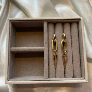 Julia earrings  - 45kr per par, gjorda i rostfritt stål vilket innebär att metallen inte färgar av sig eller tappar färg💐