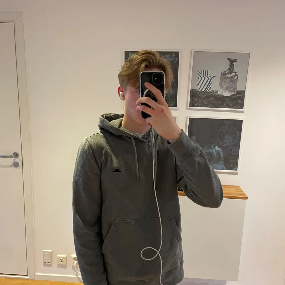 Perfekt skick, använd en gång / inga defekter / slim passform / Nypris: 900kr. Hoodies.