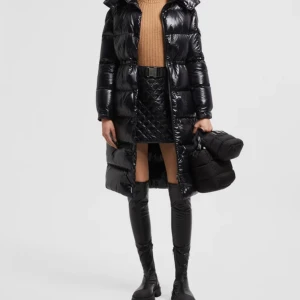 Moncler lång vinterjacka - säljer denna, självklart äkta moncler jackan, som är lång ner över rumpan. Har päls runt luvan och stora fickor. Qr-kod och annan kod för äkthet finns inuti jackan. Vid fler frågor, skriv gärna till mig💗💗