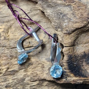 Silverörhängen med blå topaz stenar  - Snygga silverörhängen med ljusblå stenar som ger en elegant touch. Perfekta för både vardag och fest. De har en enkel men stilren design som passar till alla outfits. Ett måste för smyckesamlingen!                                              Nya örhängen i 925 silver med fina topaz. Vikt: 3,12 gram  Silver vikt: 2.73 Topaz vikt: 0.39 gram