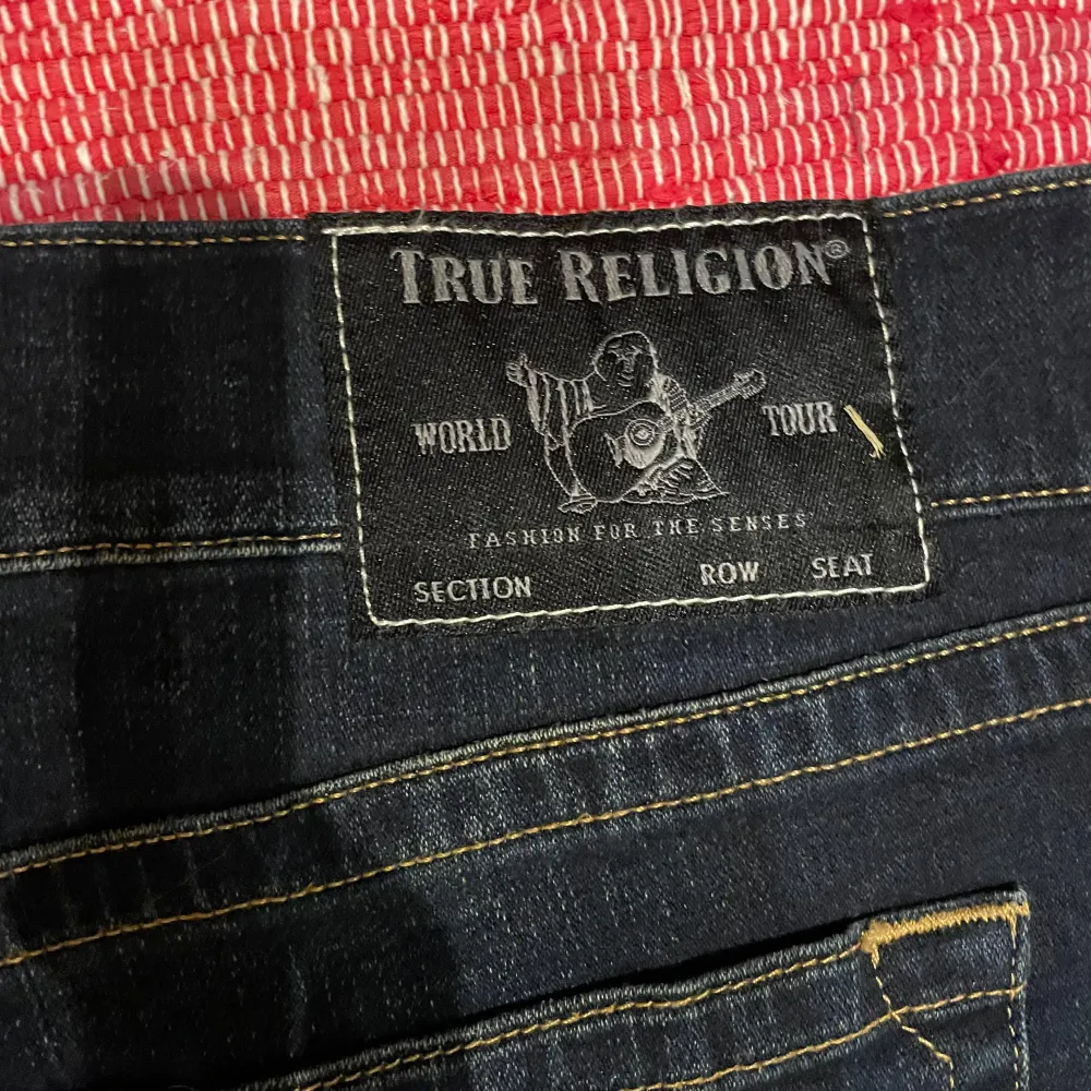 Säljer ett par snygga mörkblå jeans från True Religion. Jeansen är i mycket bra skick och har en straight passform. Storlek 36 skulle säga motsvarar en L. Pris något förhandlingsbart 🏆. Jeans & Byxor.