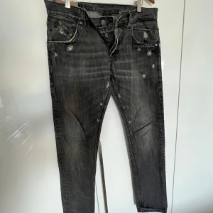 Mörkgråa Dondup jeans  - Mörkgråa Dondup jeans i en lite äldre modell. Storlek 34 