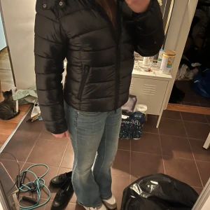 Svart pufferjacka - Hejj jag säljer en svart puffer jacka från lager 157 i modellen nikki!❣️ Den e slutsåld och köps upp ofta. Den är i bra skick men andvänd ett par ggr, ingen slitning eller skada❤️